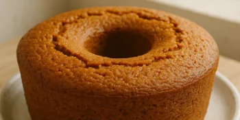 Bolo de mel simples, fofinho e fácil de preparar: sucesso garantido no café da tarde