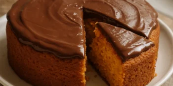Como fazer bolo de cenoura com chocolate em 10 minutos e garantir sucesso toda vez