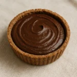 Quer uma sobremesa baixa em calorias? Aprenda a preparar esta tortinha de chocolate fit