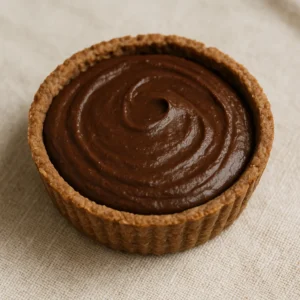 Quer uma sobremesa baixa em calorias? Aprenda a preparar esta tortinha de chocolate fit