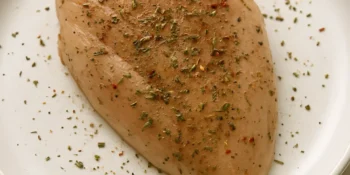 Aprenda como temperar peito de frango e nunca mais deixar a carne seca