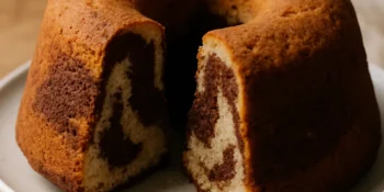 Como fazer bolo mesclado fofinho: receita de família perfeita para o café da manhã