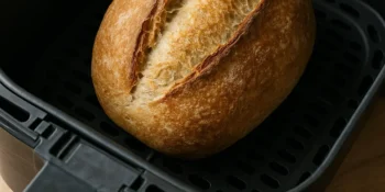 Air fryer salva o pão dormido: veja o truque para deixá-lo crocante