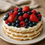 Torta de bolacha com frutas vermelhas: receita natalina fácil, cremosa e inesquecível