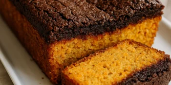 Bolo de cenoura com cobertura de brownie fácil: a receita mais irresistível do momento