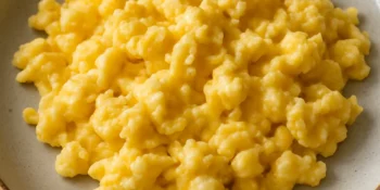 Ovo mexido com 2 ingredientes: o truque simples para deixar a receita mais cremosa