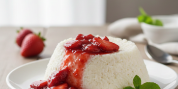 Manjar com calda de morango fácil: receita clássica com dicas que funcionam