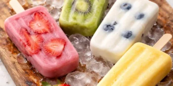 Receitas de picolé caseiro: 5 ideias fáceis e refrescantes