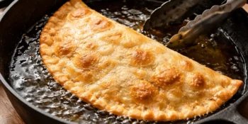Pastel feito na frigideira com 3 ingredientes: salva qualquer lanche
