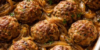 Almôndegas assadas com cebolas caramelizadas que surpreendem