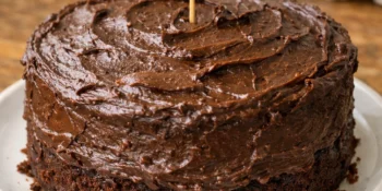 Bolo da Matilda bem chocolatudo e molhadinho em casa
