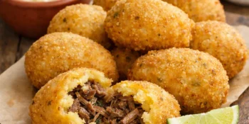 Bolinho de costela com massa de mandioca crocante por fora