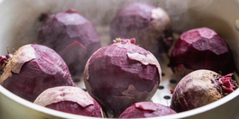 Pare de ferver beterraba em água: esse método preserva muito mais nutrientes