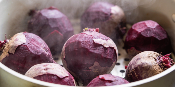Pare de ferver beterraba em água: esse método preserva muito mais nutrientes