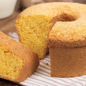 Bolo de fubá fofinho: receita fácil que fica pronta em 45 minutos
