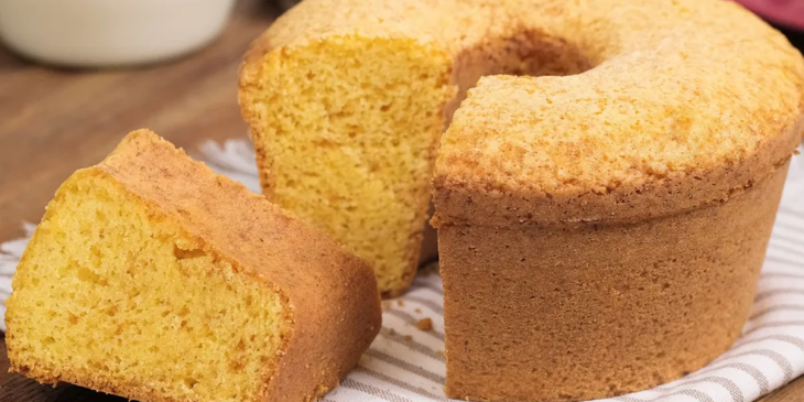 Bolo de fubá fofinho: receita fácil que fica pronta em 45 minutos