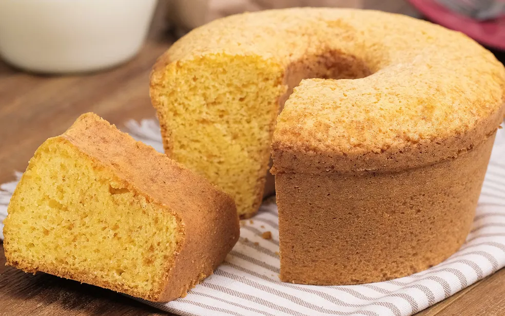 Bolo de fubá fofinho: receita fácil que fica pronta em 45 minutos