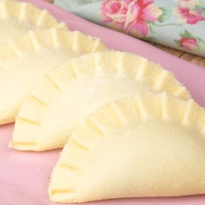 Sobremesa gelada com poucos ingredientes e pronta para servir a qualquer hora