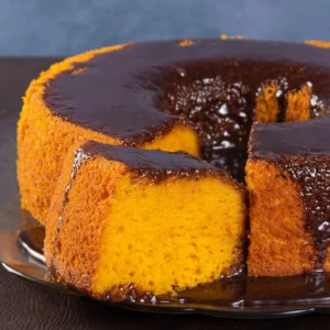 Bolo de cenoura de liquidificador pode ser feito em 45 minutos; veja o passo a passo