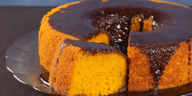 Bolo de cenoura de liquidificador pode ser feito em 45 minutos; veja o passo a passo