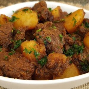 Carne de panela com batatas: receita fácil pronta em 45 minutos