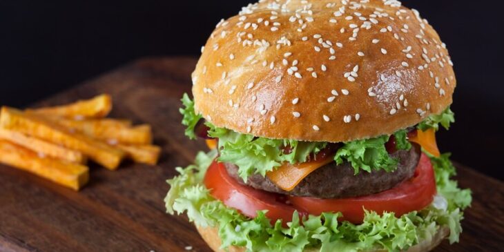 Gigante do fast food com 47 mil lojas supera McDonald’s e estreia no Brasil