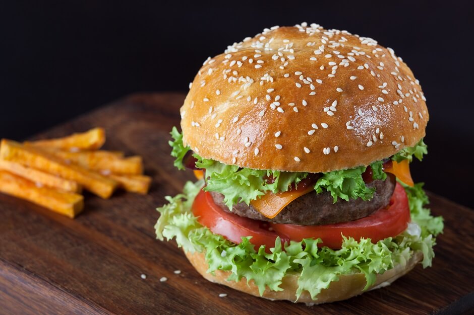 Gigante do fast food com 47 mil lojas supera McDonald’s e estreia no Brasil