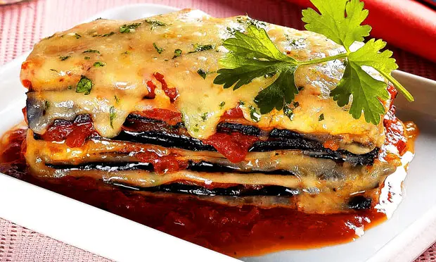 Lasanha de berinjela com carne moída: prato completo em 45 minutos