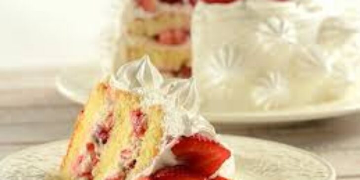 Bolo de leite Ninho com morangos: massa fofinha e recheio cremoso