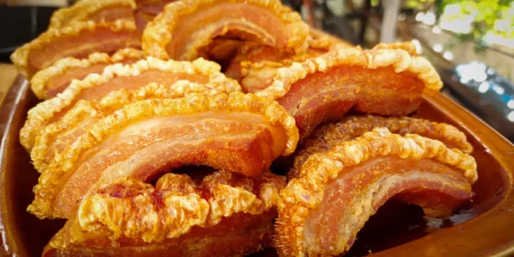 Chega de torresmo ressecado: Veja como fazer a melhor pururuca!